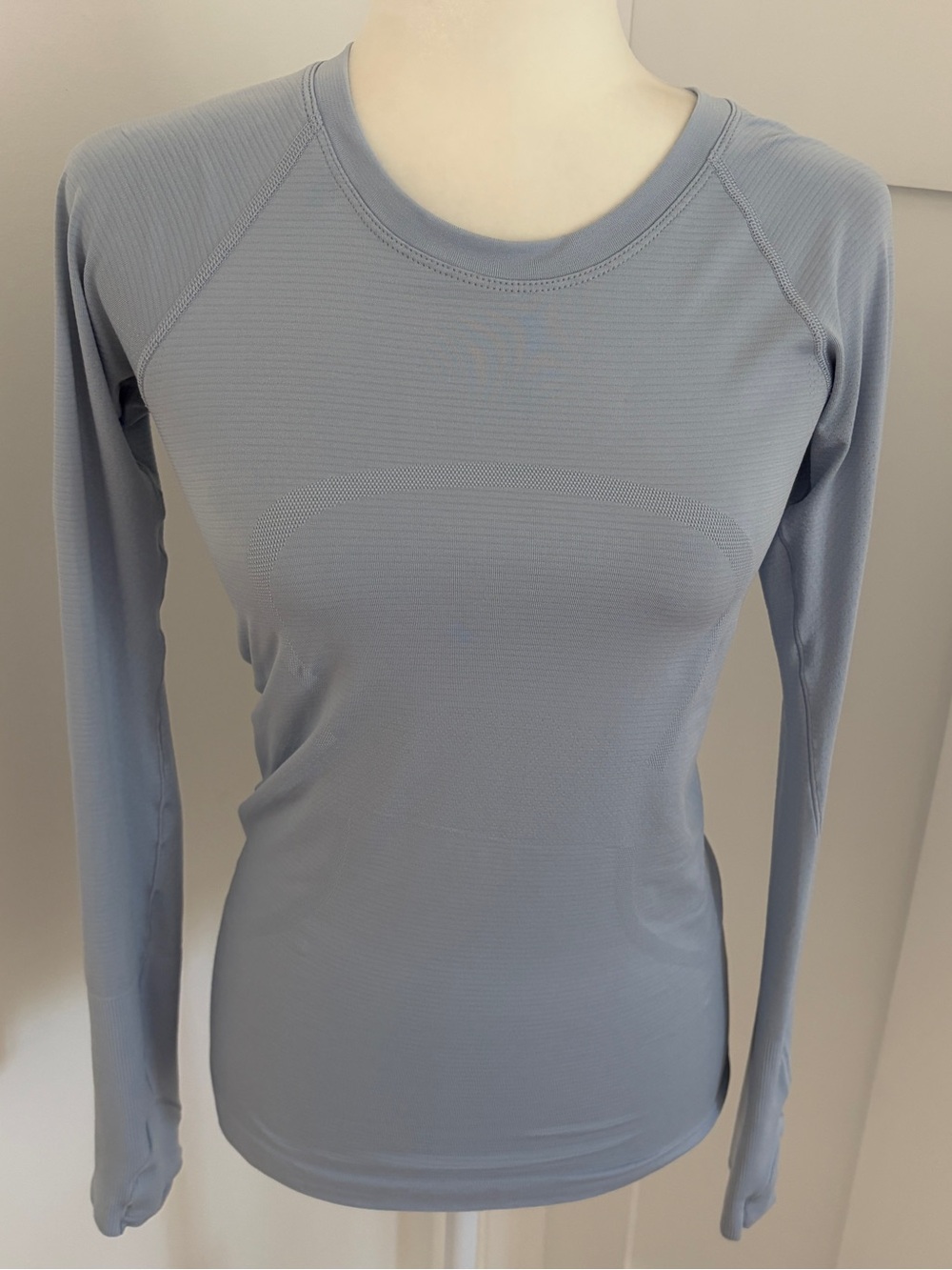Lululemon Swiftly Tech Long Sleeve Shirt Light Blue Thumbholes Women’s Size 4*X5